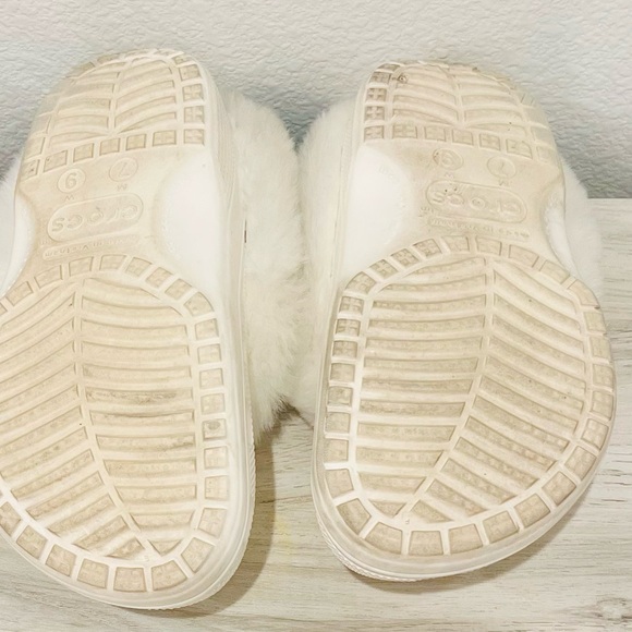 Crocs Classic Lined Clogs White Faux Fur Cozy Slippers | Women’s - Picture 6 of 6